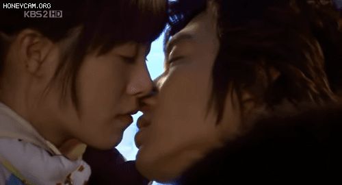 Quá chán nụ hôn của cặp Vườn Sao Băng bản Thái: Chàng hôn nàng như cá đớp mồi, thua xa Lee Min Ho - Goo Hye Sun vạn dặm! - Hình 5