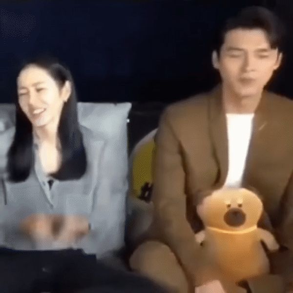 Son Ye Jin - Hyun Bin bị gì thế này, làm gì cũng giống nhau tới tuyệt đối, quả là trời sinh một cặp! - Hình 8