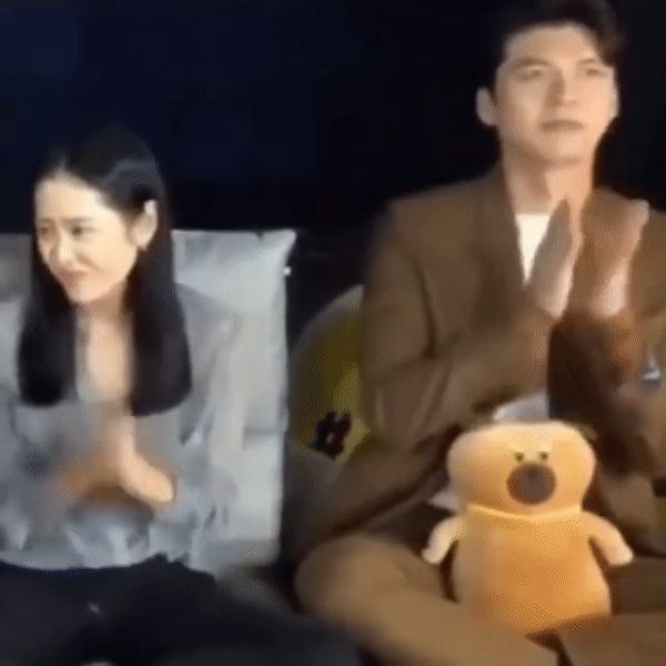 Son Ye Jin - Hyun Bin bị gì thế này, làm gì cũng giống nhau tới tuyệt đối, quả là trời sinh một cặp! - Hình 9