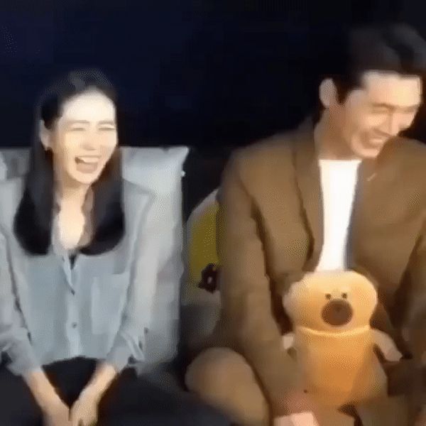 Son Ye Jin - Hyun Bin bị gì thế này, làm gì cũng giống nhau tới tuyệt đối, quả là trời sinh một cặp! - Hình 7