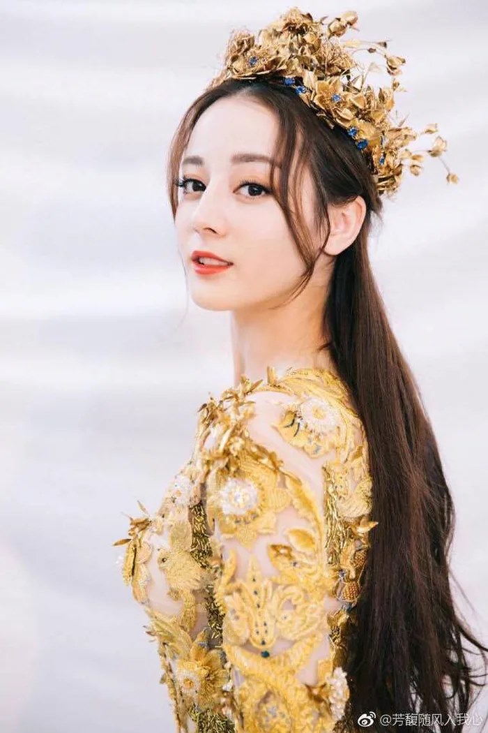 Triệu Lệ Dĩnh, Lưu Diệc Phi và Địch Lệ Nhiệt Ba: Ai là nữ thần Kim Ưng đẳng cấp nhất Cbiz? - Hình 2