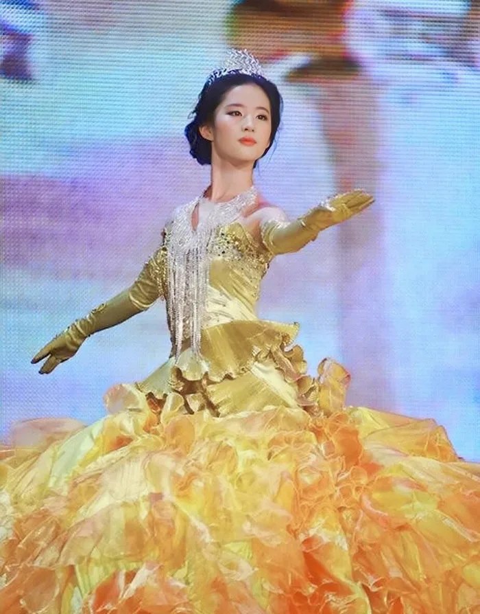 Triệu Lệ Dĩnh, Lưu Diệc Phi và Địch Lệ Nhiệt Ba: Ai là nữ thần Kim Ưng đẳng cấp nhất Cbiz? - Hình 1