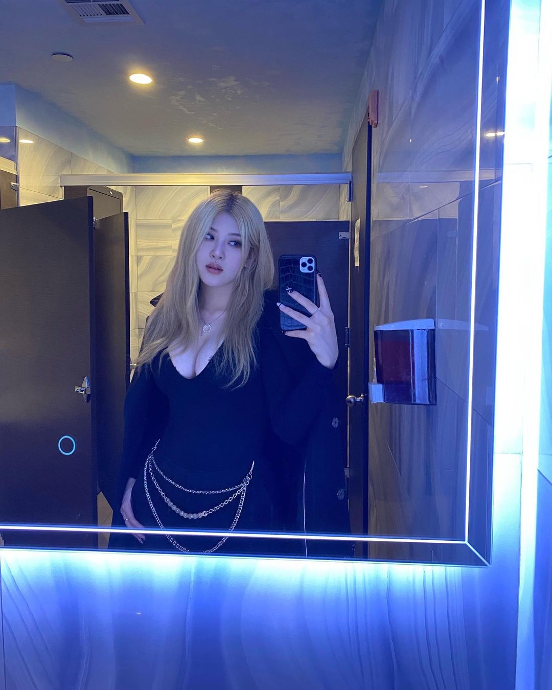 Bản sao Rosé bị doạ giết vì quá giống thành viên BLACKPINK, phải cầu cứu trên mạng xã hội - Hình 4