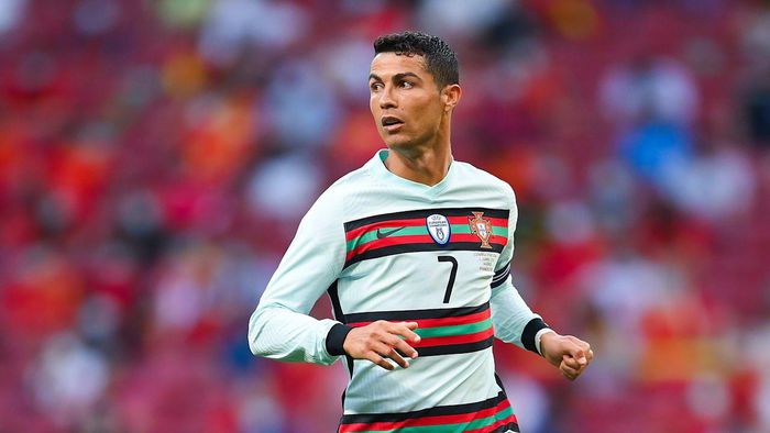 Ronaldo, tuyển Bồ Đào Nha - Siêu sao nổi tiếng của làng bóng đá sắp tới đây sẽ cùng chủ nhân đội trưởng làm mọi cách để đưa đội tuyển Bồ Đào Nha đến những chiến thắng lịch sử. Hãy xem hình ảnh của Ronaldo và đồng đội để chúc thầy trò thành công trong thời gian tới.