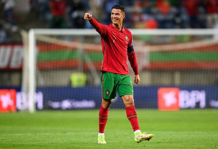 Hãy cùng khám phá bức tranh Chiến Thư đầy kỳ vọng của Bồ Đào Nha, với sự xuất hiện nổi bật của siêu sao bóng đá Ronaldo. Hình ảnh chỉ còn thiếu bạn thôi!