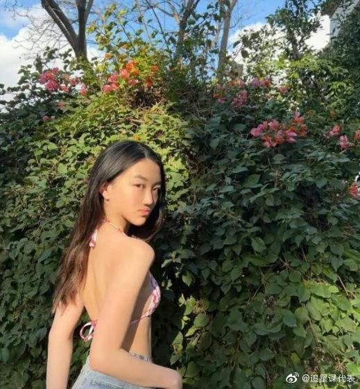 Lý Yên - Con gái Vương Phi diện bikini bé xíu, khoe body bốc lửa tuổi 16 gây sốt cõi mạng - Hình 4