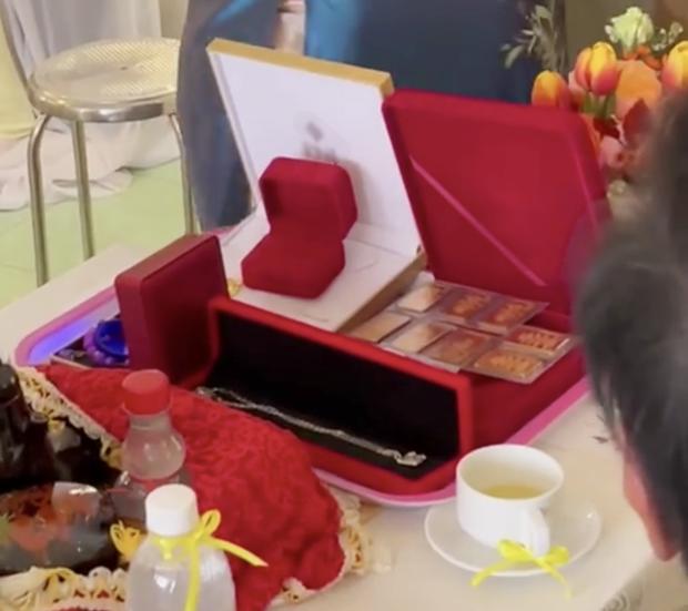 Tình cũ Quang Hải gây choáng với nhan sắc lên hương sau khi lấy chồng đại gia - Hình 3