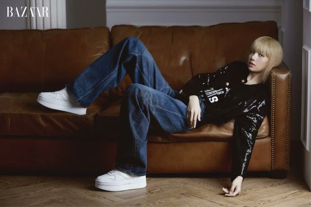 Lisa (BLACKPINK) hững hờ khoe lưng trần sexy khó cưỡng, ngày càng gợi cảm - Hình 5