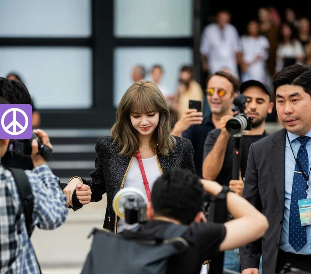 Lisa (BLACKPINK) hững hờ khoe lưng trần sexy khó cưỡng, ngày càng gợi cảm - Hình 6