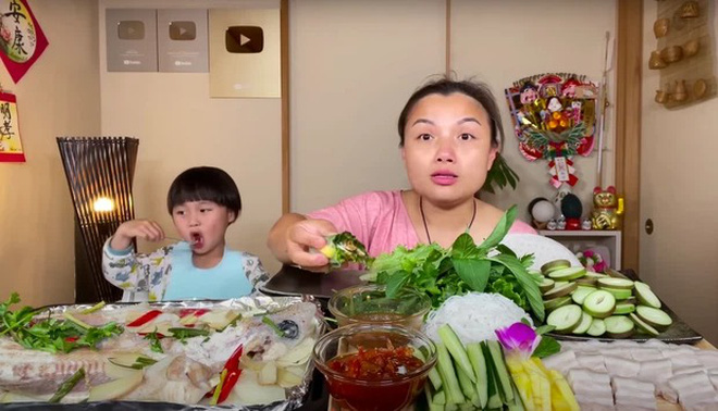 Quỳnh Trần JP ăn 1 món có hình thù nhạy cảm, đến phụ huynh ngồi ăn ké cũng đỏ mặt vì ớn lạnh - Hình 16