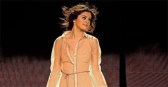 Tiếc thật, Selena Gomez mà không hủy sự kiện này thì chúng ta còn được thấy nhiều outfit đẹp mê người lắm - Hình 20