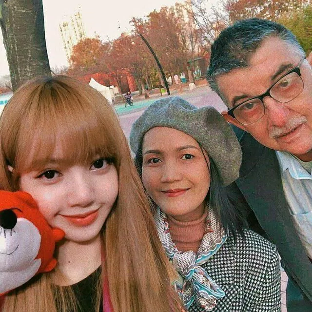 Lisa (BLACKPINK) bị tố lách luật, bòn quà hàng hiệu từ fan - Hình 11
