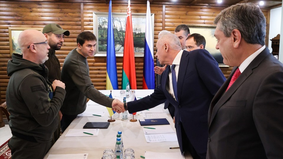 SỐC: Tỷ phú Abramovich nghi bị đầu độc bằng vũ khí hóa học ở Ukraine - Hình 1