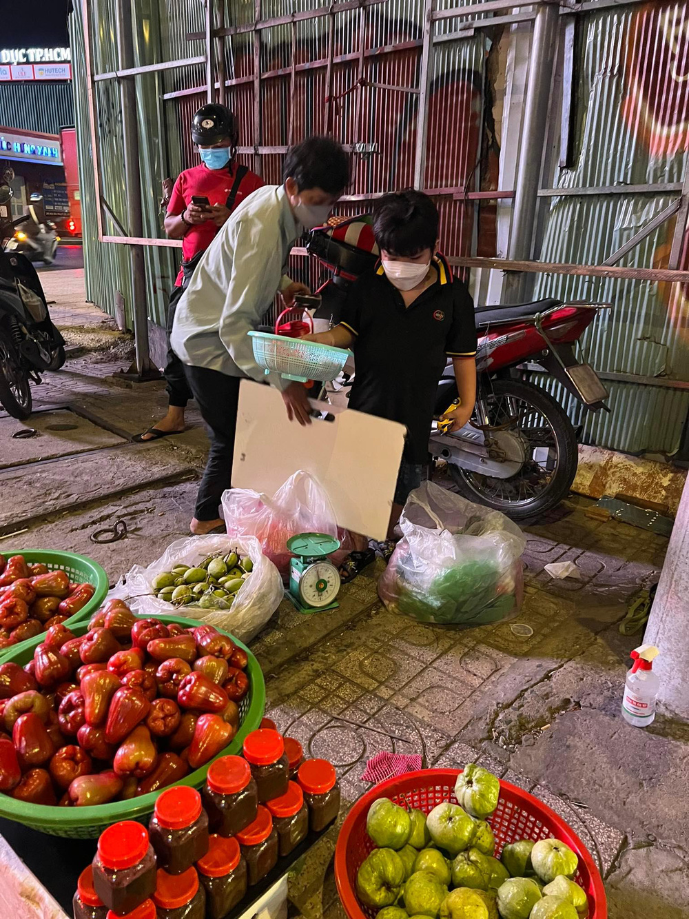 Vợ chê chồng nghèo bỏ đi, bố nuôi con nhỏ động kinh, tối ngủ ngoài đường bên gánh hoa quả - Hình 2