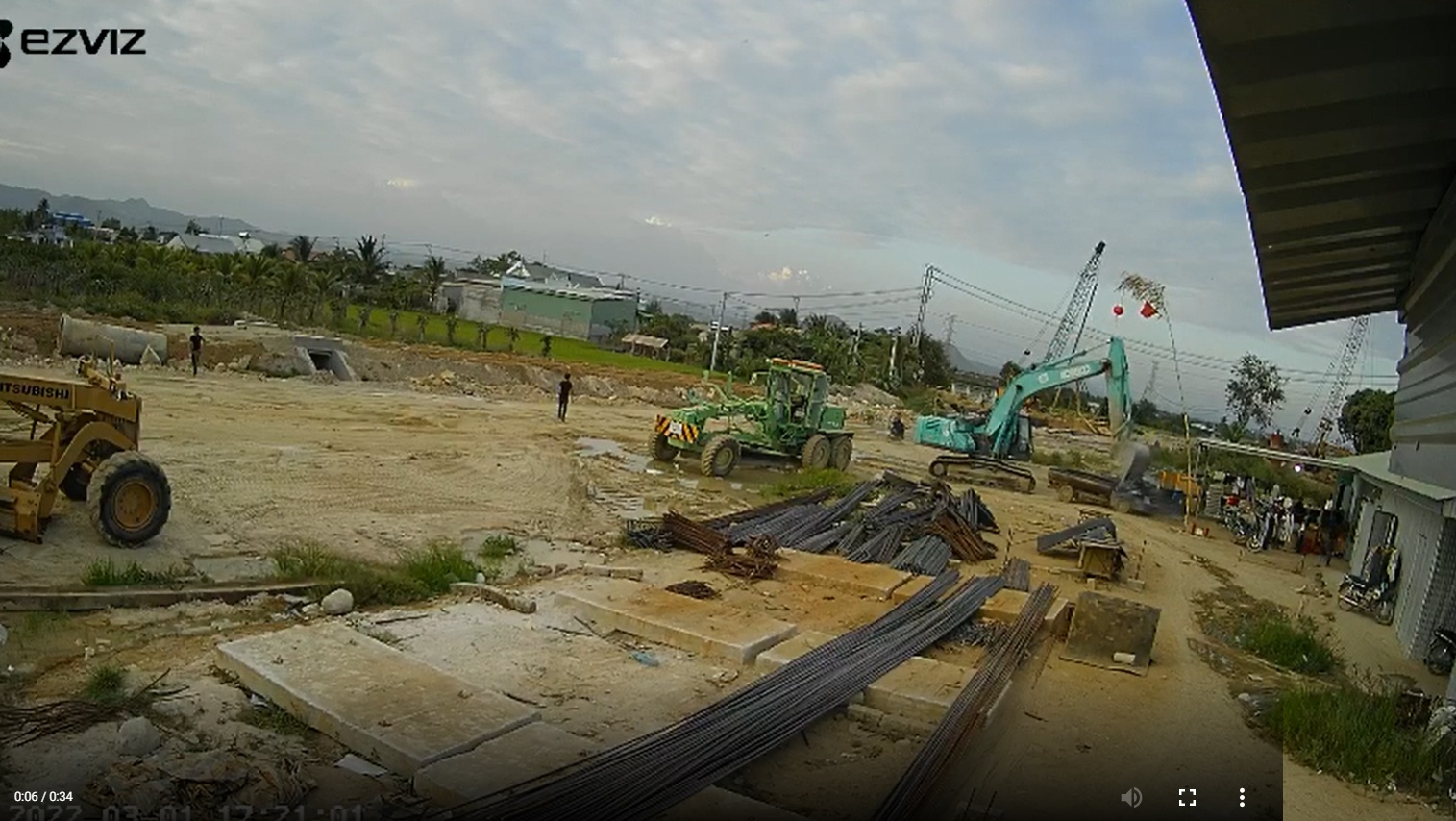 Bắt khẩn cấp tài xế lái xe múc dùng gàu đập nát 2 ô tô trên công trình cao tốc ở Bình Thuận - Hình 1