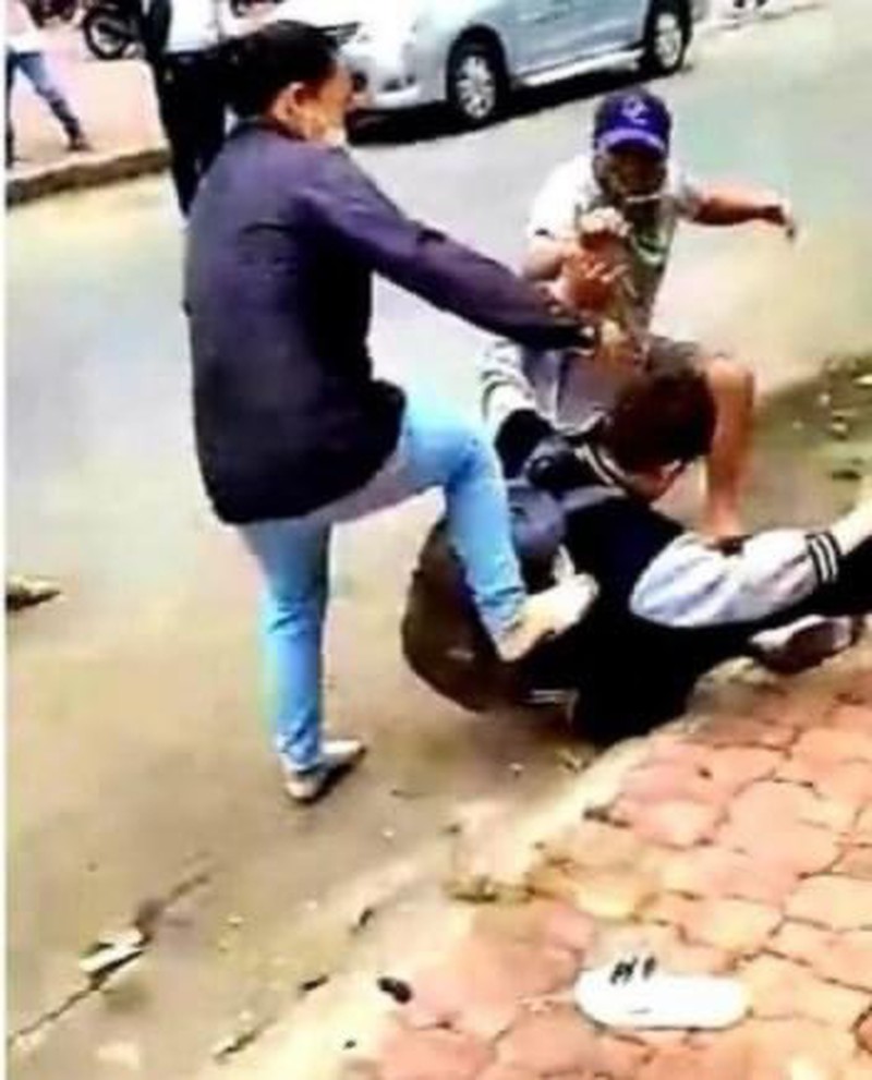 Công an vào cuộc vụ nhóm người hành hung 2 mẹ con trước nhà bà Hàn Ni - Hình 2