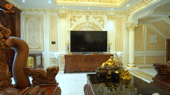 Đại gia Thanh Hóa mất 5 năm gom gỗ làm nhà, bước vào trong choáng nặng với bộ sưu tập đồ gỗ nguyên khối chạm khắc thủ công - Hình 4