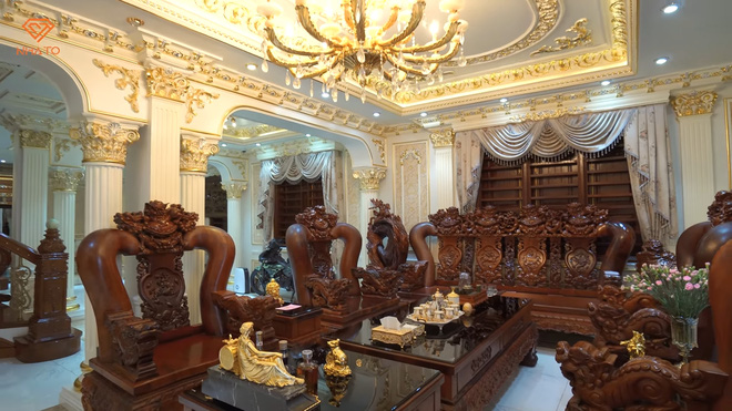 Đại gia Thanh Hóa mất 5 năm gom gỗ làm nhà, bước vào trong choáng nặng với bộ sưu tập đồ gỗ nguyên khối chạm khắc thủ công - Hình 2