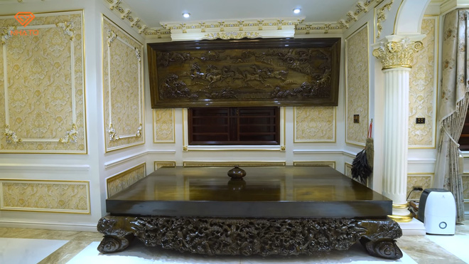 Đại gia Thanh Hóa mất 5 năm gom gỗ làm nhà, bước vào trong choáng nặng với bộ sưu tập đồ gỗ nguyên khối chạm khắc thủ công - Hình 8