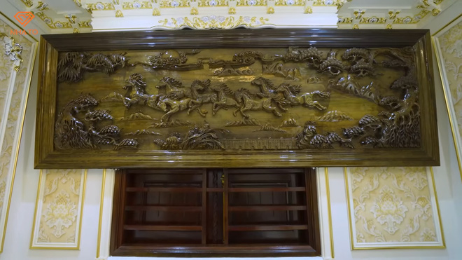 Đại gia Thanh Hóa mất 5 năm gom gỗ làm nhà, bước vào trong choáng nặng với bộ sưu tập đồ gỗ nguyên khối chạm khắc thủ công - Hình 7