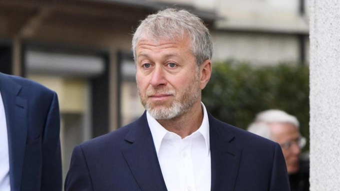 Tỉ phú Nga Roman Abramovich gây sốc khi bán CLB Chelsea, lấy tiền ủng hộ Ukraine - Hình 4