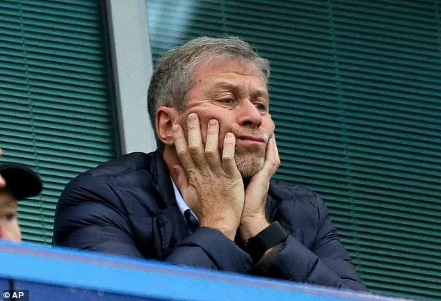 Tỉ phú Nga Roman Abramovich gây sốc khi bán CLB Chelsea, lấy tiền ủng hộ Ukraine - Hình 2