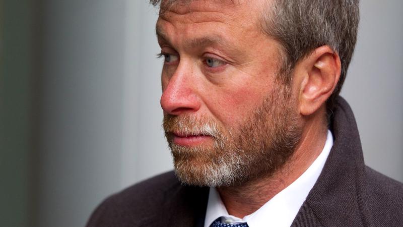 Tỉ phú Nga Roman Abramovich gây sốc khi bán CLB Chelsea, lấy tiền ủng hộ Ukraine - Hình 1