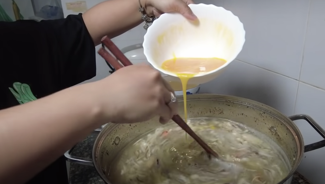 Tranh cãi dữ dội vì Quỳnh Trần JP lấy cua hoàng đế đắt đỏ để... nấu soup bị chê là lãng phí: Ủa, tiền ai người nấy xài chứ? - Hình 5