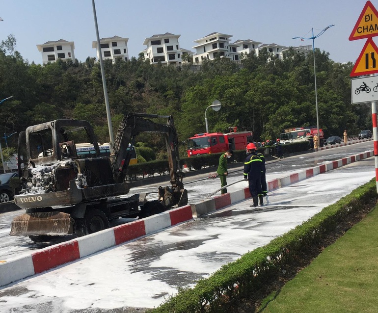 Xe cẩu bốc cháy ngùn ngụt trên cầu Bãi Cháy - Hình 2