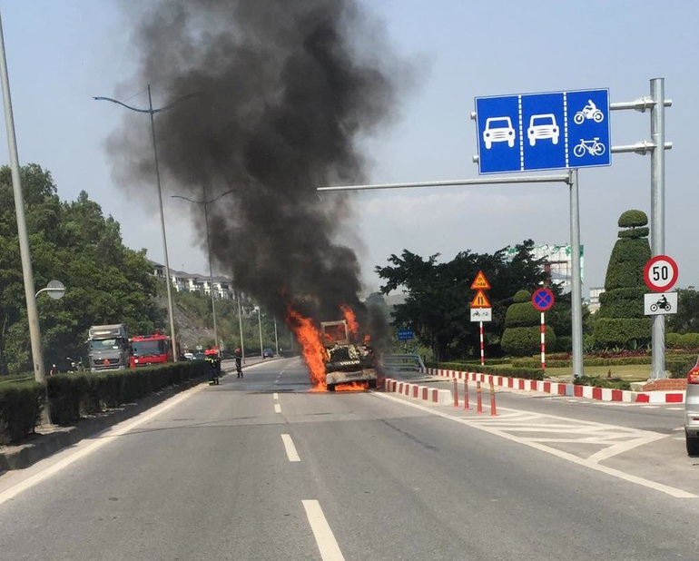 Xe cẩu bốc cháy ngùn ngụt trên cầu Bãi Cháy - Hình 1