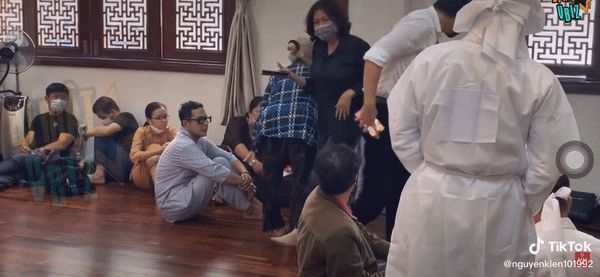 Xôn xao clip 1 nghệ sĩ gạo cội bị hậu bối ngó lơ tại lễ cầu siêu cố NS Ngọc Đáng, netizen bức xúc: Bạc bẽo quá - Hình 1
