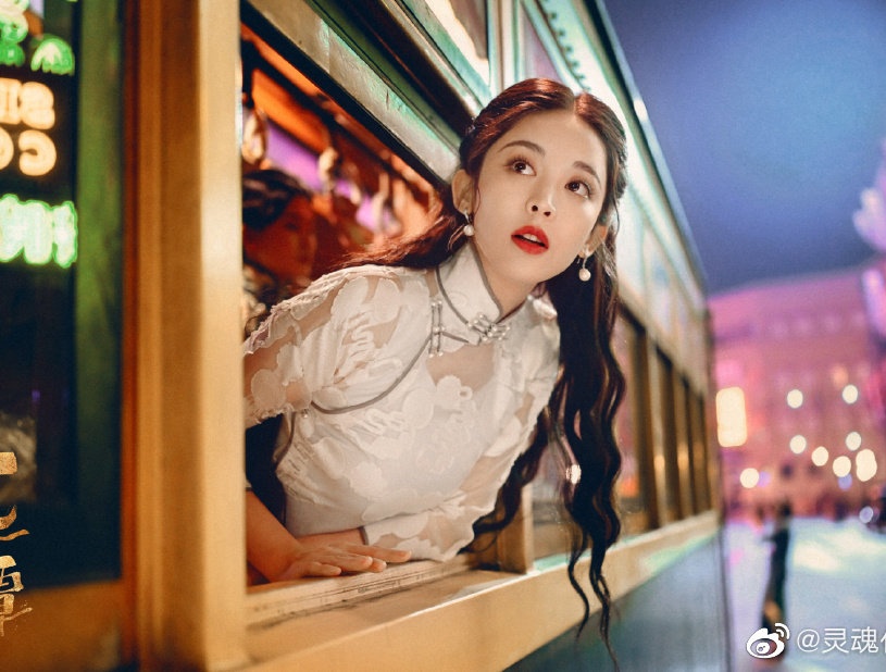 Địch Lệ Nhiệt Ba, Cảnh Điềm, ai xứng đáng TOP 1 nữ thần sườn xám nức tiếng Cbiz - Hình 2