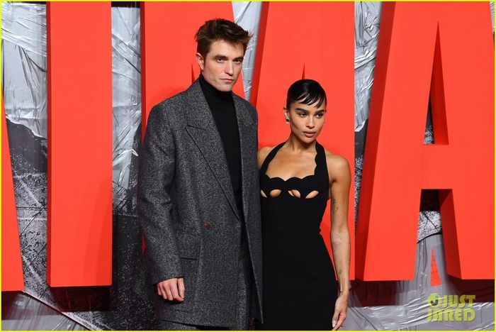 Catwoman Zoe Kravitz: Mặc váy khoét ngực táo bạo trên thảm đỏ, đúng chất miêu nữ nhà Batman - Hình 1