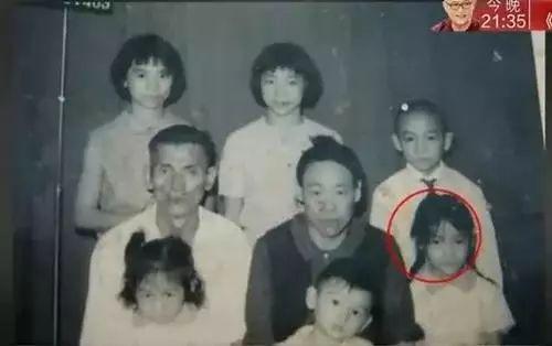 Huệ Anh Hồng - Hậu duệ quý tộc, 3 tuổi làm ăn mày, đóng phim đến suýt bán mạng, bị lừa chụp ảnh nóng - Hình 1