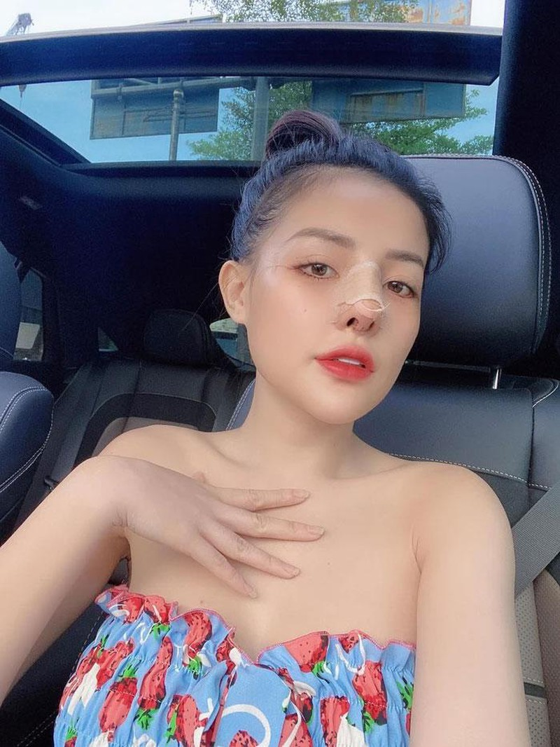 Ngân 98 tung ảnh ăn kem khiêu khích, đôi tay hư nâng gò bồng siêu to khổng lồ - Hình 5
