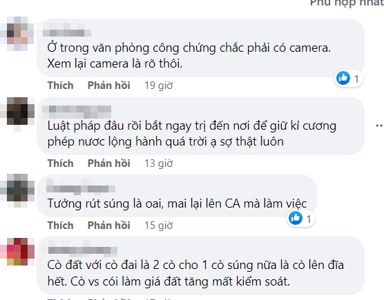 NÓNG: Người đàn ông rút súng, lên đạn chỗ đông người, dân tình bàng hoàng với lý do này - Hình 2