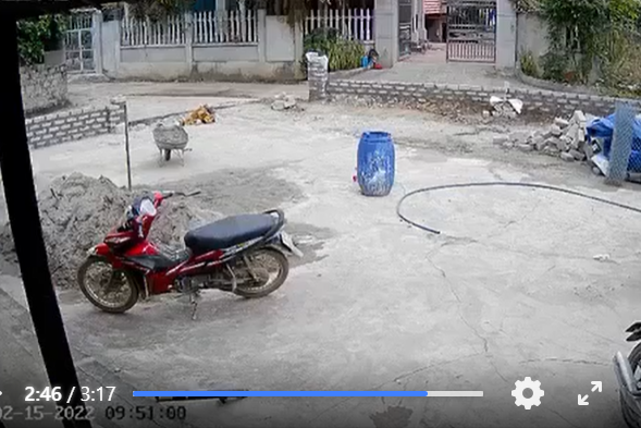 NÓNG: Người đàn ông rút súng, lên đạn chỗ đông người, dân tình bàng hoàng với lý do này - Hình 3
