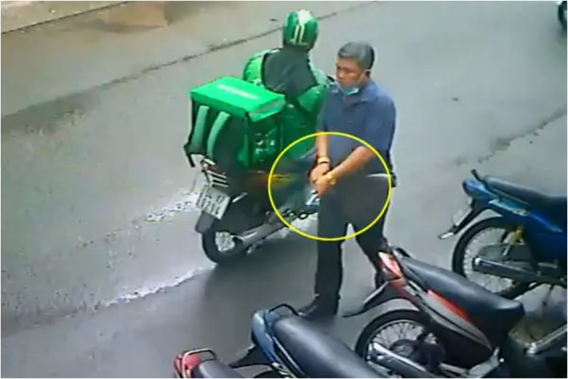 NÓNG: Người đàn ông rút súng, lên đạn chỗ đông người, dân tình bàng hoàng với lý do này - Hình 5