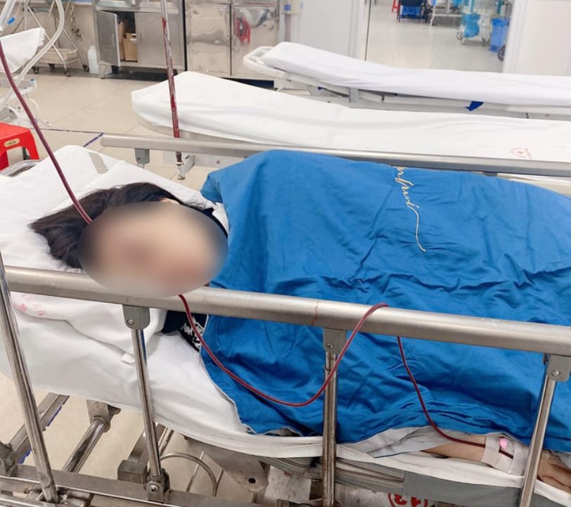Vụ thai phụ tử vong ở bệnh viện Thanh Nhàn: Người chồng gây bức xúc khi vợ ra đi được 49 ngày đã hôn hít em khác - Hình 1