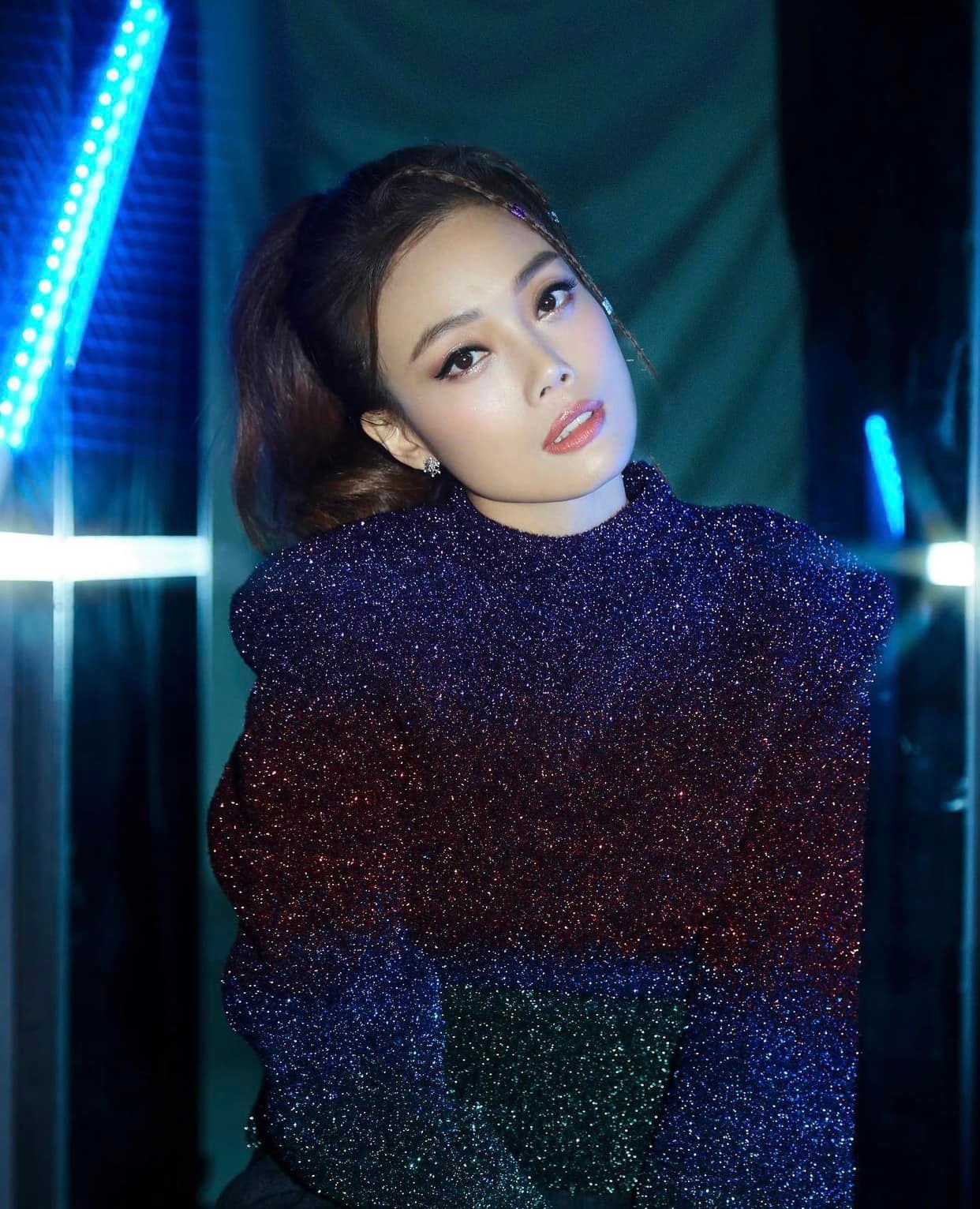Dung Tổ Nhi: Diva Hong Kong quyền lực và giàu có từng đánh bể đầu 'ông trùm Tăng Chí Vỹ chỉ vì bị chê xấu - Hình 1