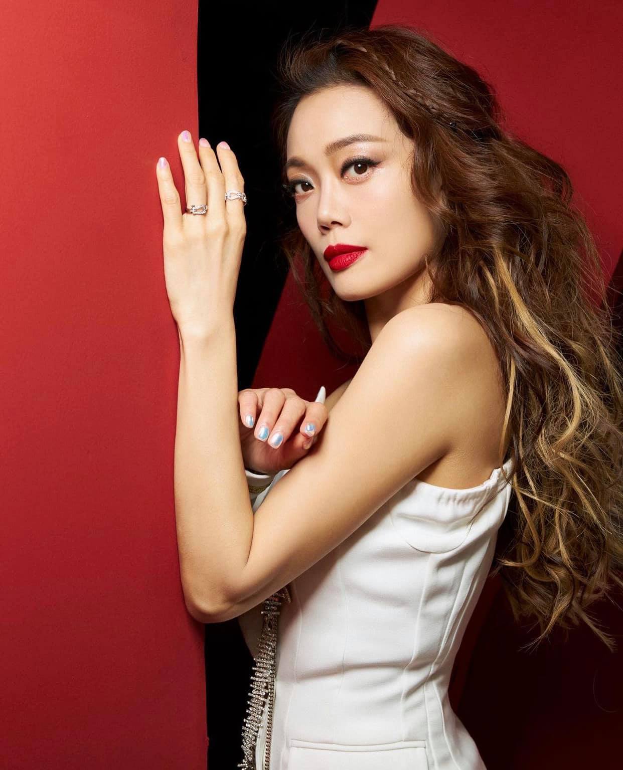 Dung Tổ Nhi: Diva Hong Kong quyền lực và giàu có từng đánh bể đầu 'ông trùm Tăng Chí Vỹ chỉ vì bị chê xấu - Hình 8