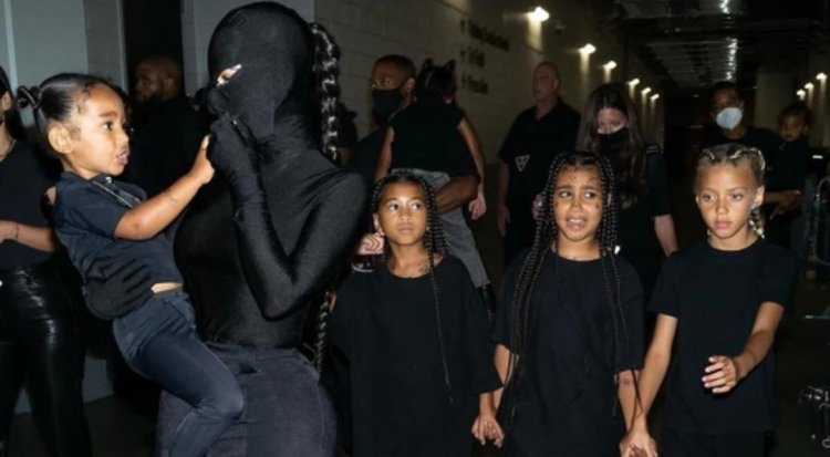 Mỹ nhân siêu vòng 3 Kim Kardashian quấn băng dính quanh người - bộ trang phục gây sốc cực mạnh - Hình 7