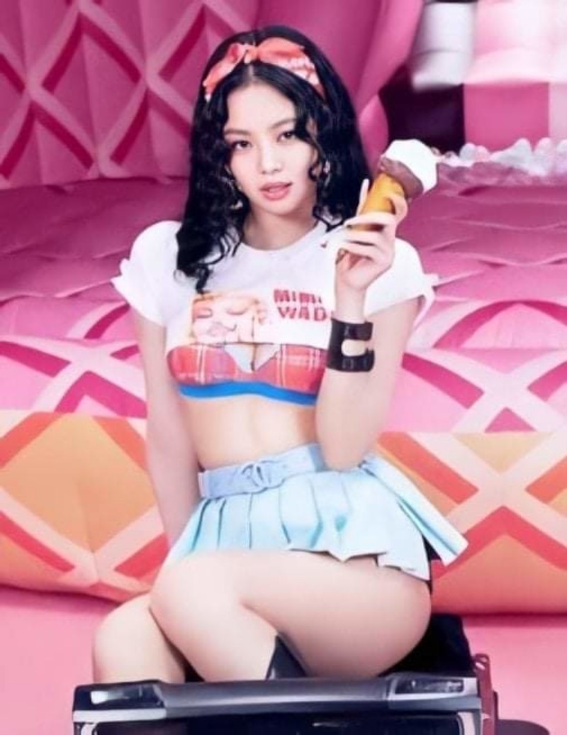 Jennie (BLACKPINK) liên tục bị chỉ trích vì ăn diện thiếu vải: Choáng nhất là màn cởi áo trên sân khấu - Hình 3