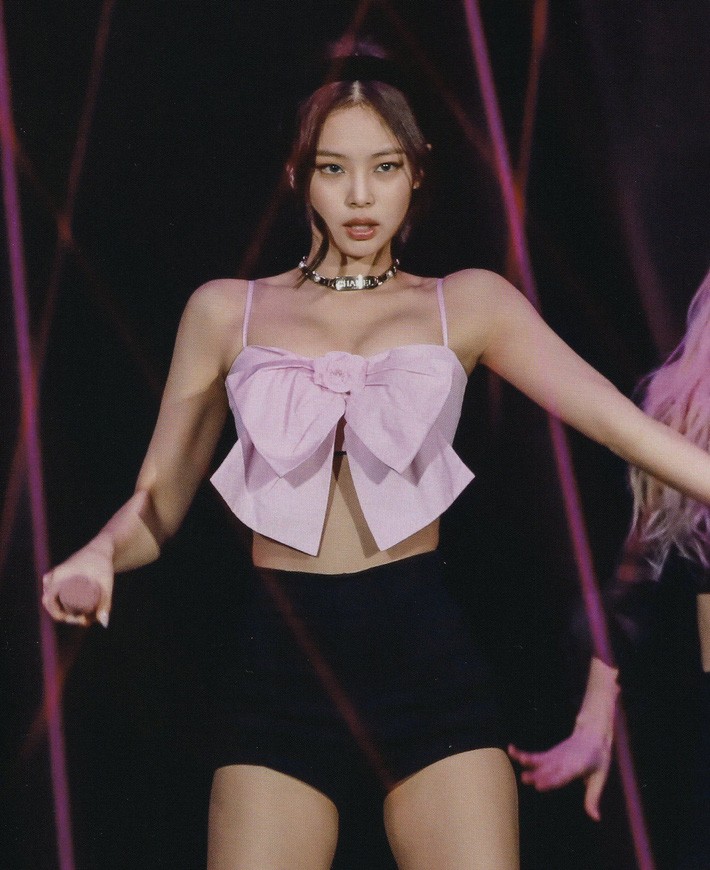 Jennie (BLACKPINK) liên tục bị chỉ trích vì ăn diện thiếu vải: Choáng nhất là màn cởi áo trên sân khấu - Hình 9