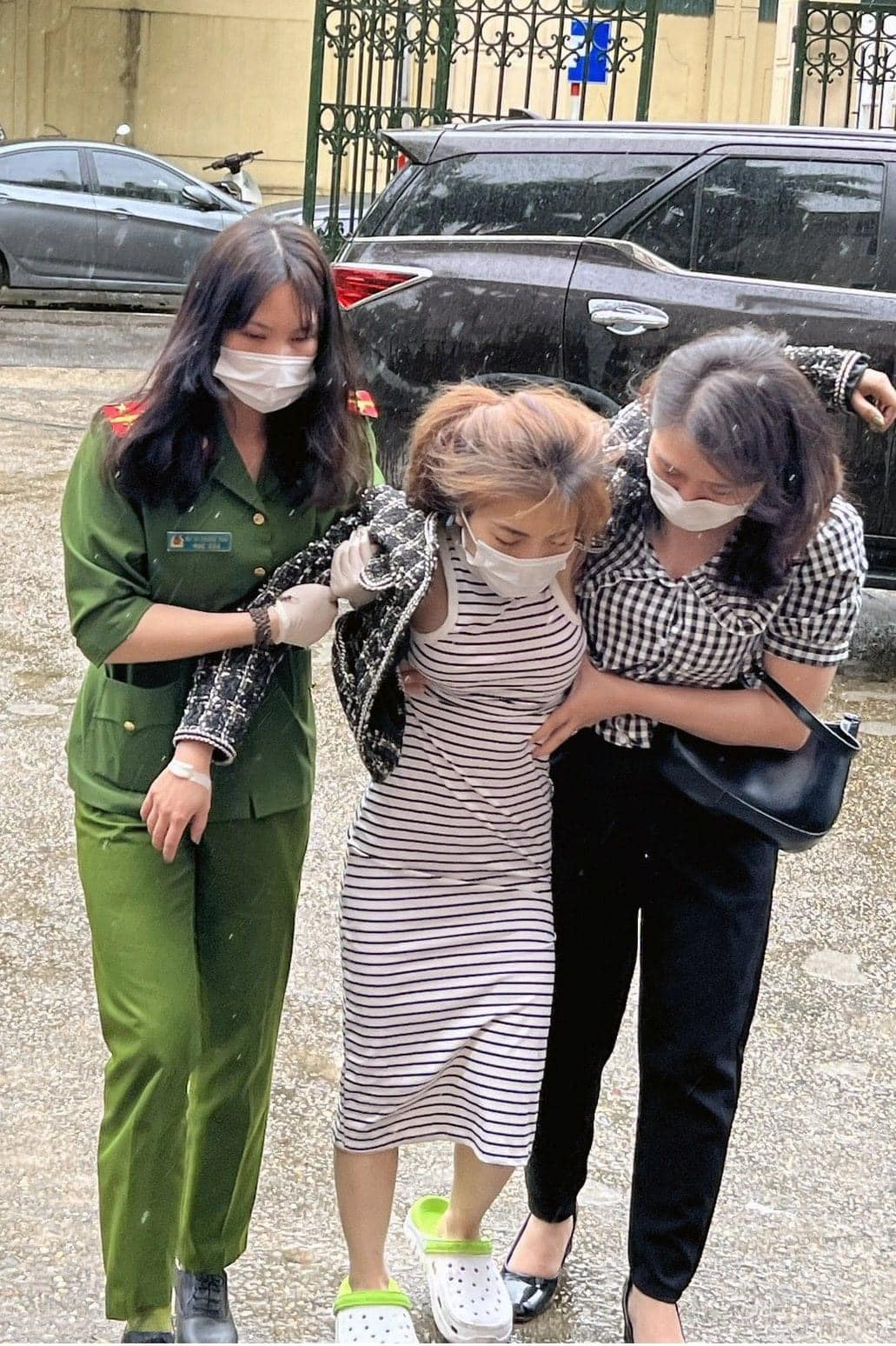 Cô gái phóng hỏa suy sụp, bước đi không nổi sau gây án - bạn trai tiết lộ tính cách bạo lực lúc yêu - Hình 4