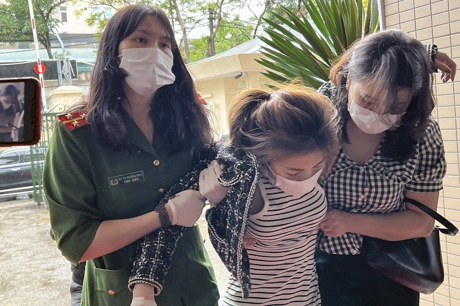 Cô gái phóng hỏa suy sụp, bước đi không nổi sau gây án - bạn trai tiết lộ tính cách bạo lực lúc yêu - Hình 5
