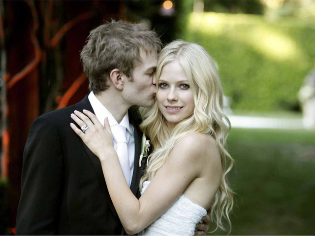 Vampire Avril Lavigne: Continuously broken marriage, illness and rumors that she died young and had to use a body double - Photo 3