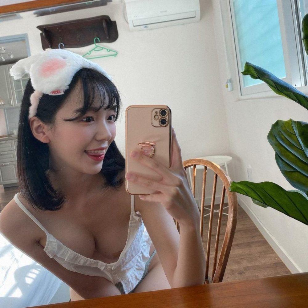 Nữ Youtuber Hàn Quốc khiến fan thích thú vì cứ đi du lịch là 'review' phòng ngủ phòng tắm - Hình 13