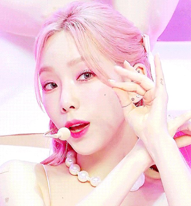 Taeyeon có biệt tài sang chảnh hóa vạn vật: Hóa hết từ quý cô đến công chúa kiêu kỳ, biến phụ kiện 55 ngàn thành đồ cao cấp - Hình 17