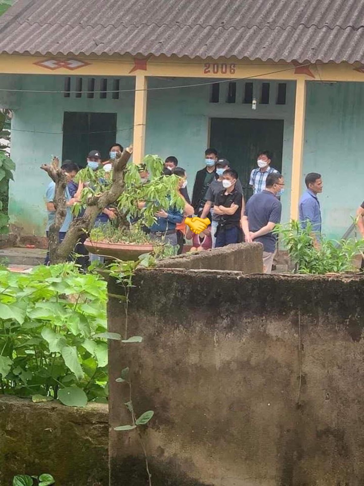 NÓNG: Đã bắt được người phụ nữ chém 19 nhát vào chủ shop ở Bắc Giang tại 1 căn nhà hoang - Hình 3